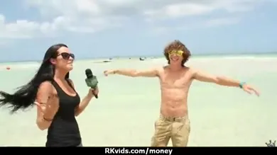 Puta sucia recibe dinero y es filmada follando por dinero 28